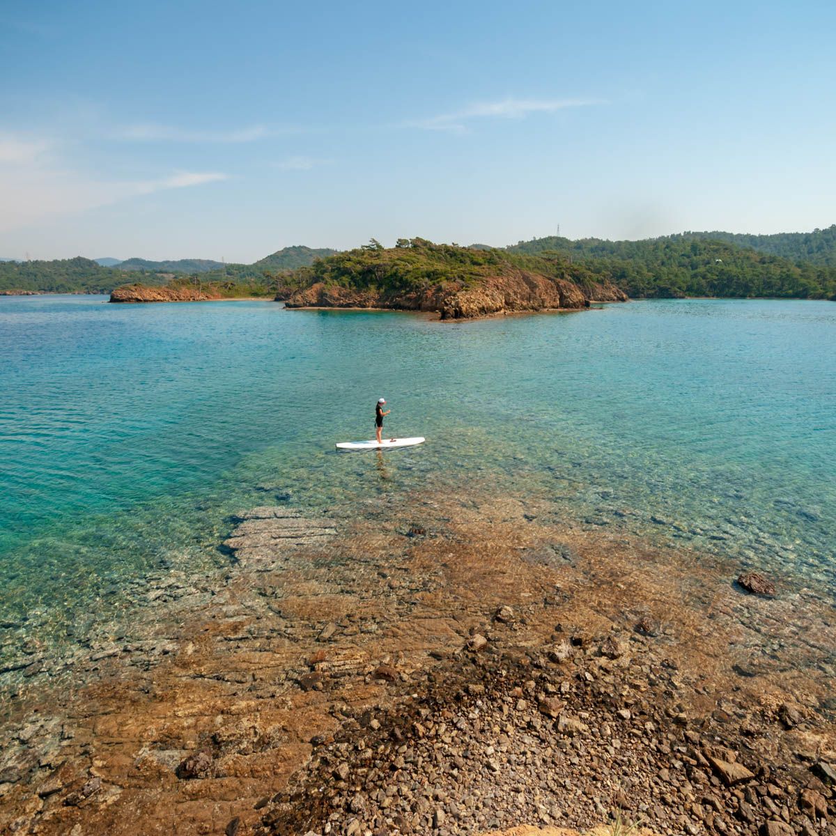 Paddleboardder exploring the shores of Balikasiran